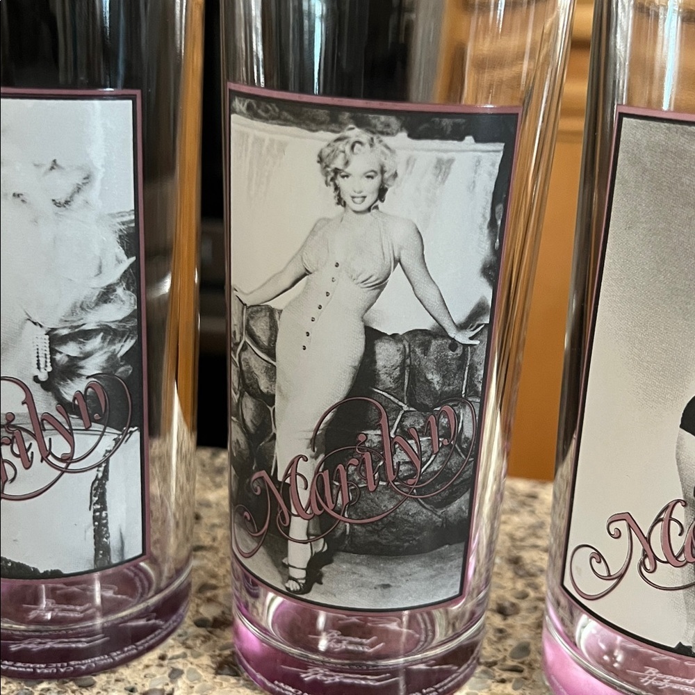 Marilyn Monroe Collectible Glass Set - Picture 4 of 6
